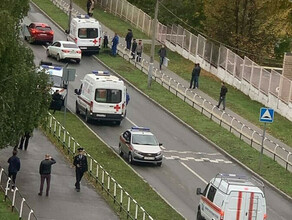 Спецслужбы и скорая находятся на месте стрельбы у школы в Ижевске