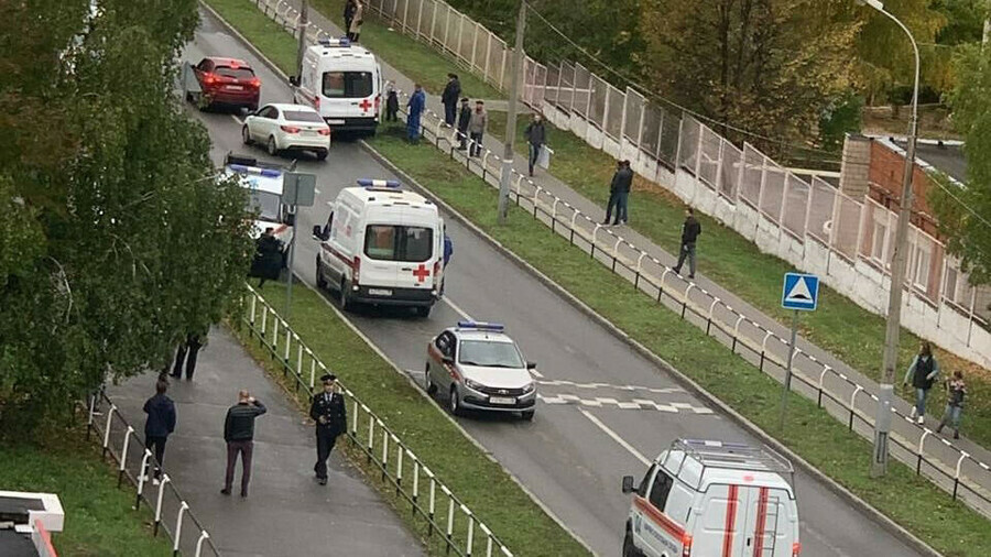 Спецслужбы и скорая находятся на месте стрельбы у школы в Ижевске