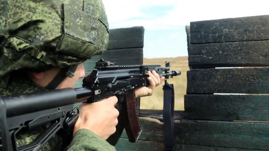 В Амурской области мобилизованные военнослужащие тренируются на полигоне видео
