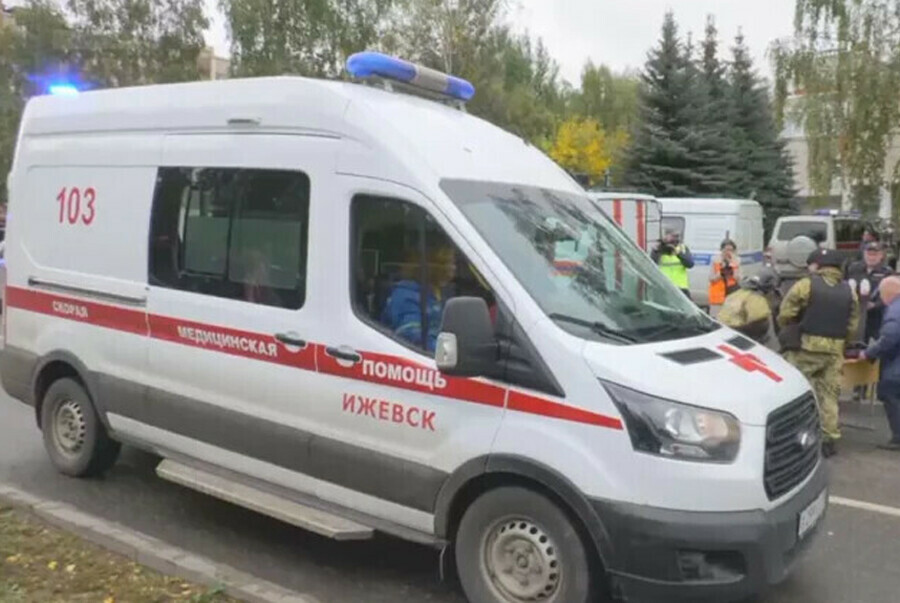 Пострадавших от нападения шизофреника в школе Ижевска доставили в Москву