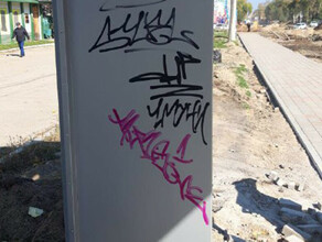 На улице Мухина в Благовещенске вандалы оставили на новой остановке преступные следы
