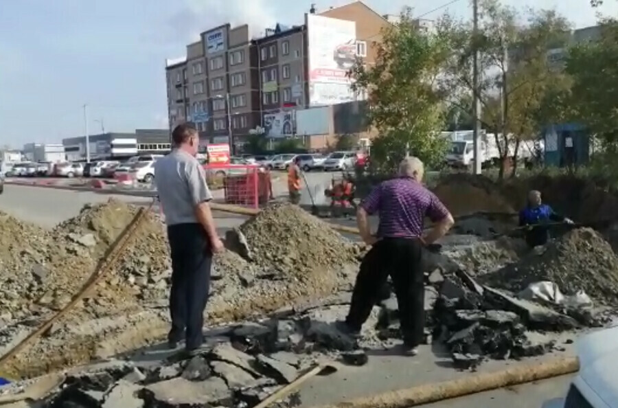Благовещенцы недовольны работами на Воронкова сначала уложили асфальт а потом  перекопали фото видео 