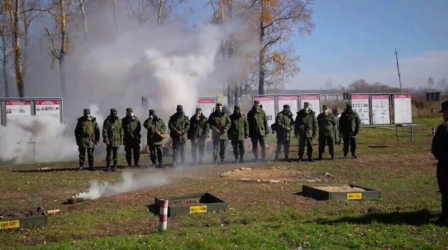 Учат вытаскивать изпод огня и оказывать первую медпомощь как проходят занятия мобилизованных в военной части Екатеринославки видео