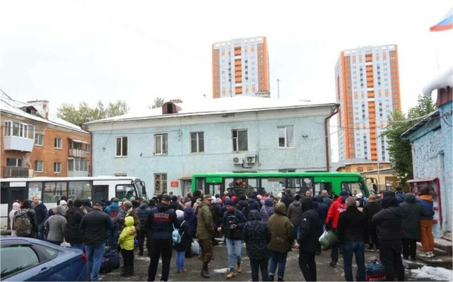 Почти двое суток держали в холоде Родные мобилизованных жалуются на условия их содержания