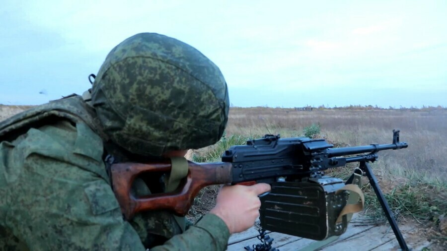 Амурские мобилизованные на полигоне ДВОКУ стреляют из гранатометов