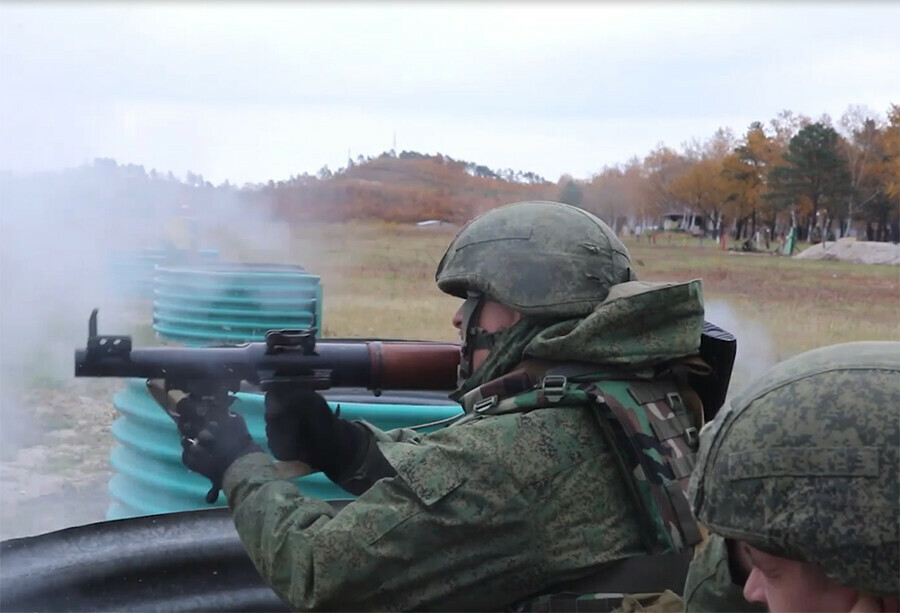 В Амурской области мобилизованные учатся стрелять из гранатометов и снайперских винтовок видео