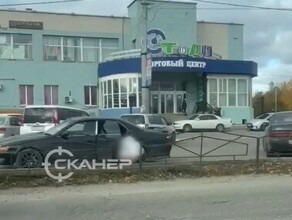 Благовещенские соцсети взорвало видео с женщиной которая справляла нужду на оживленной парковке возле дороги