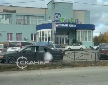 Благовещенские соцсети взорвало видео с женщиной которая справляла нужду на оживленной парковке возле дороги