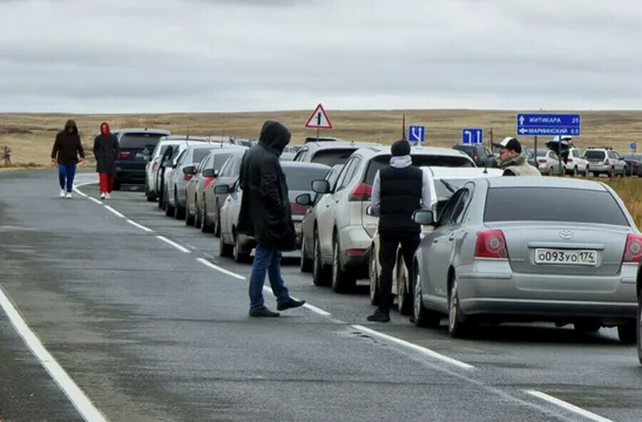 Депутат ГД предложил изымать брошенные на границе автомобили уехавших россиян