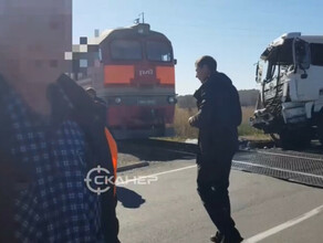 В Амурской области китайский грузовик протаранил локомотив на железной дороге