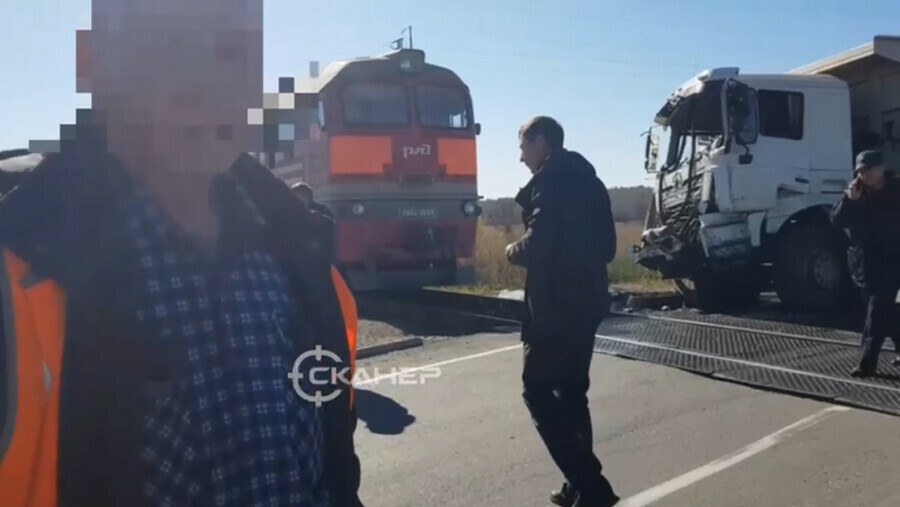 В Амурской области китайский грузовик протаранил локомотив на железной дороге