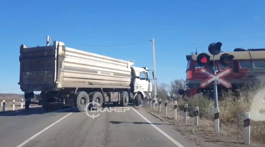 У грузовика который протаранил поезд в Амурской области могли отказать тормоза