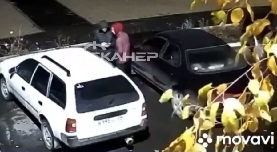 Угонщикам на зависть в Благовещенске на камеру попали подростки виртуозно вскрывающие автомобили видео