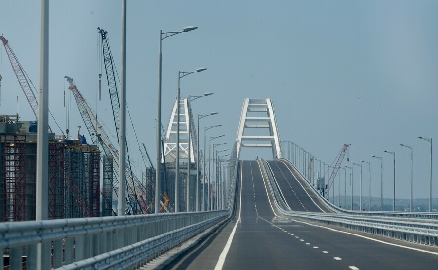 Изза пожара на Крымском мосту приостановлено движение