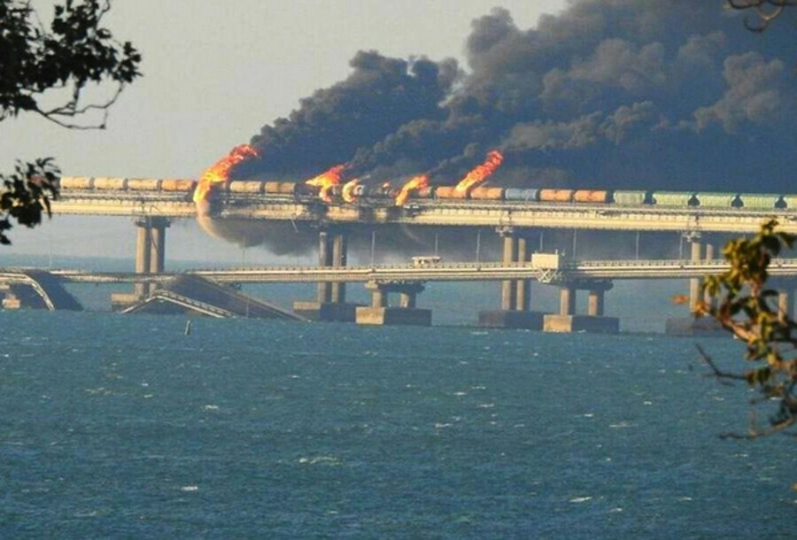 Установлены личности двоих погибших при взрыве на Крымском мосту фото с места