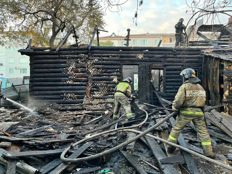В Благовещенске при пожаре в нежилом доме погиб мужчина