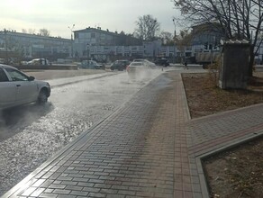 В микрорайоне Благовещенска по дороге потекла горячая река