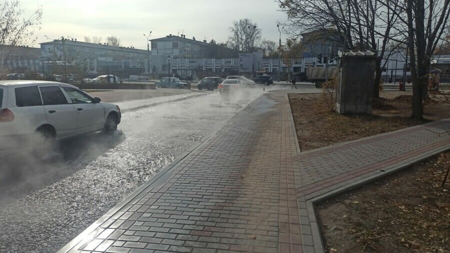 В микрорайоне Благовещенска по дороге потекла горячая река