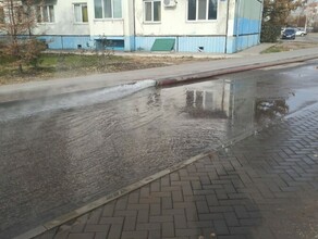В АКС объяснили почему в микрорайоне Благовещенска на дорогу хлынула горячая вода