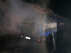 В Амурской области в поле загорелся КамАЗ с зерном