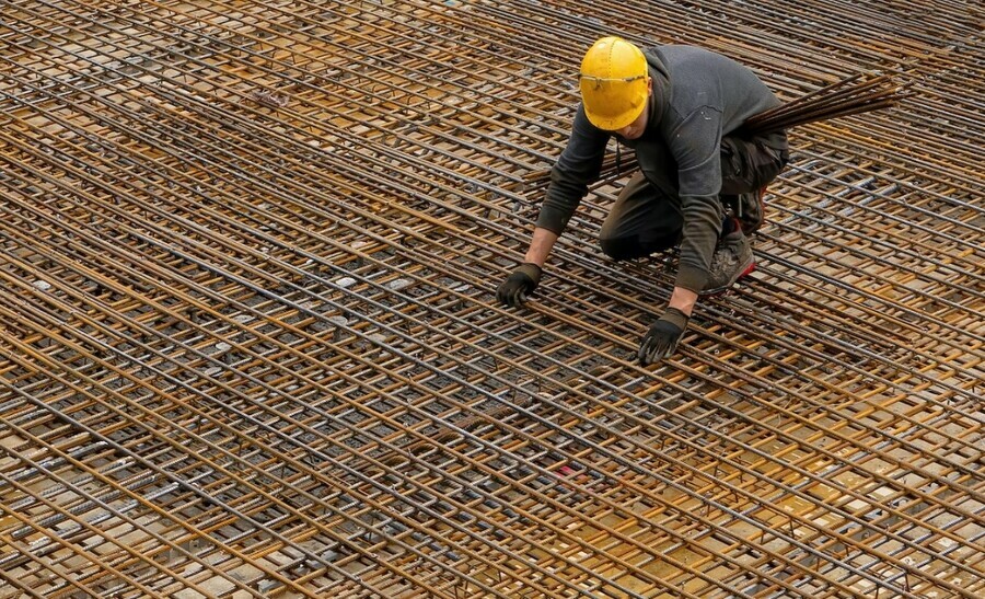 В Белогорске прокуратура добивается сноса фундамента недостроенного магазина и салона красоты