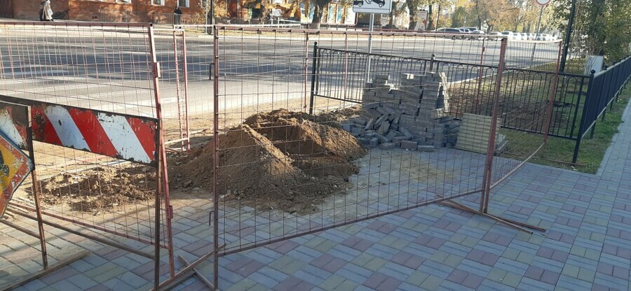 В центре Благовещенска пришлось вскрывать новый асфальт изза действий строителей