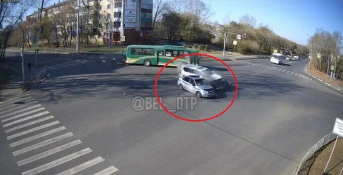 Появилось видео момента как Lexus снес автомобиль полиции в Белогорске