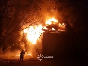 В Благовещенске сгорел как спичка двухэтажный барак Столб огня и дыма был виден издалека фото видео