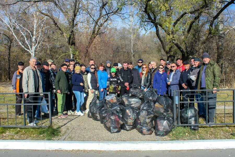 Одежда игрушки и стройматериалы что нашли во время субботника на Бурхановке в Благовещенске