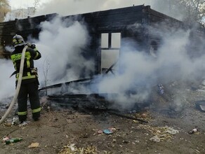 В Благовещенске сгорел еще один деревянный дом в квартале с новостройками