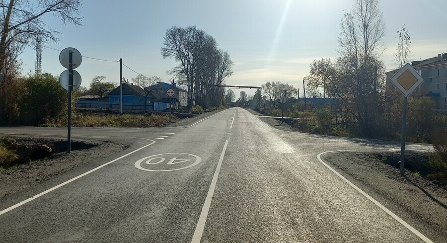 Через поселок Бурея пролегла дорога асфальтированная по самым современным стандартам