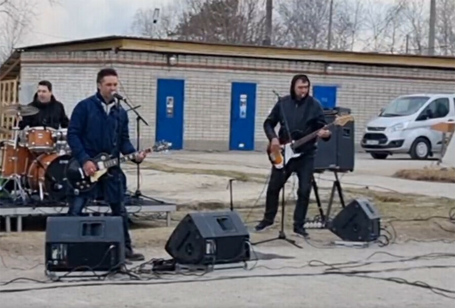 Рокгруппа из Луганска дала концерт для мобилизованных амурчан 