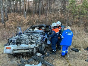 В Приамурье понадобилась помощь спасателей чтобы достать пострадавшую пассажирку из искореженного пикапа