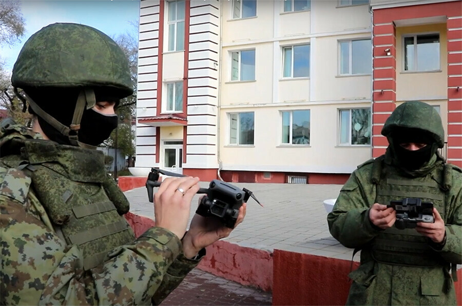 В Приамурье мобилизованных военнослужащих ВВО учат управлять дронами видео