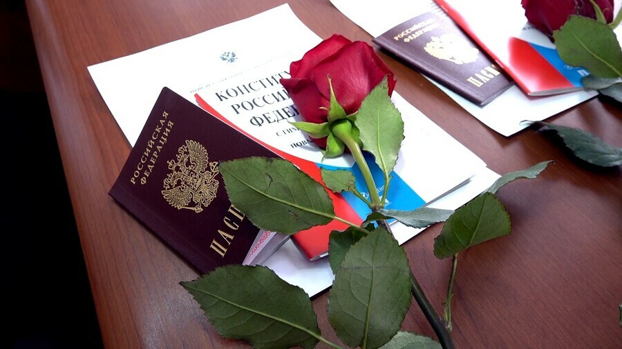 В Амурской области торжественно вручили российские паспорта бывшим гражданам Украины видео