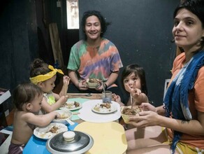 Эксблаговещенка с тремя детьми не может покинуть Филиппины И просит о помощи 