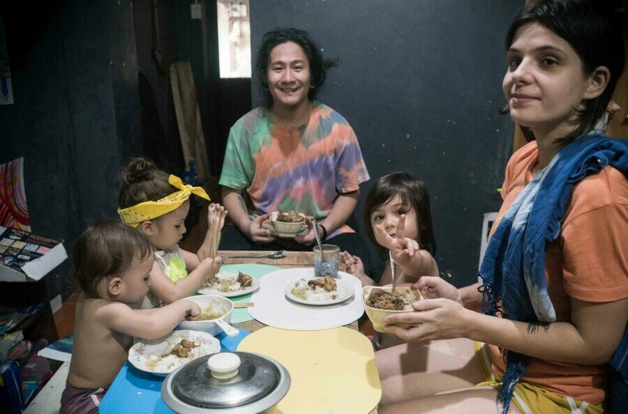 Эксблаговещенка с тремя детьми не может покинуть Филиппины И просит о помощи 