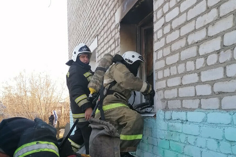 Восемь человек пришлось эвакуировать пожарным изза возгорания в жилом доме Поздеевки