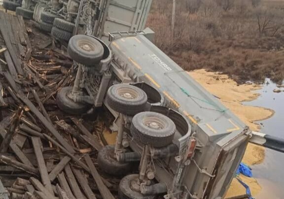 Под тяжестью грузовика в Амурской области рухнул мост фото