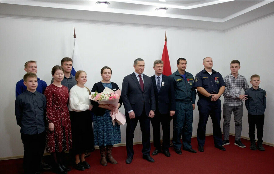 Спасатели и семья из Амурской области получили государственные награды