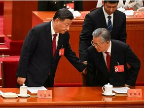 Экспредседателя КНР Ху Цзиньтао вывели с заседания Компартии где Си Цзиньпинь воспользовался обнулением срока