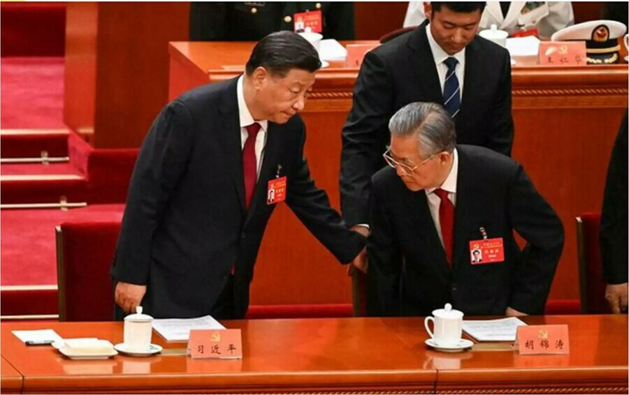 Экспредседателя КНР Ху Цзиньтао вывели с заседания Компартии где Си Цзиньпинь воспользовался обнулением срока