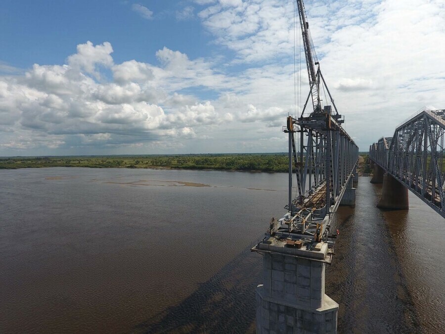 В Амурской области прокуратура потребовала убрать части старого жд моста через Зею Они упали в реку