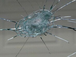 В Благовещенске 7летняя девочка попала камнем в стекло машины Ее поставили на учет в ПДН