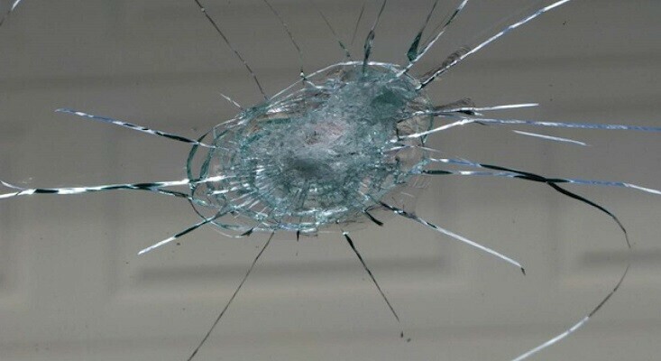 В Благовещенске 7летняя девочка попала камнем в стекло машины Ее поставили на учет в ПДН