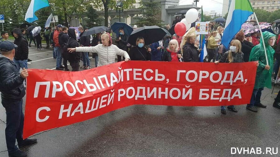 Под классическую музыку и по лужам Хабаровск вновь вышел на мирный митинг