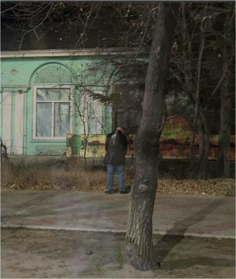 В центре Свободного на видео сняли писающего мальчика