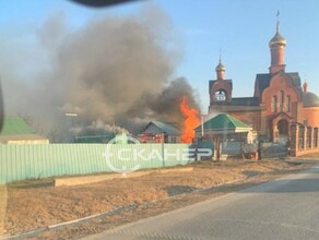 В амурском селе на территории церкви загорелось здание
