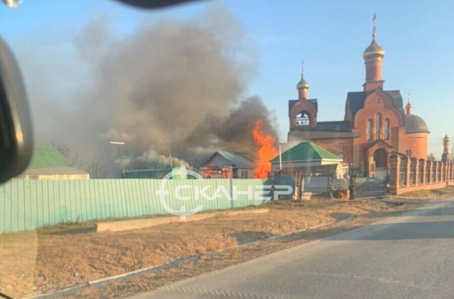 В амурском селе на территории церкви загорелось здание