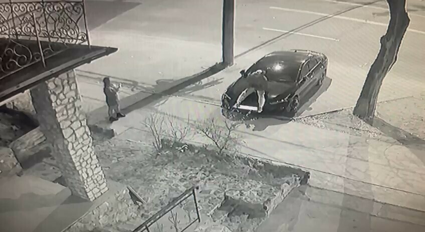 Благовещенцы ищут мужчину который повредил их машину устроив на ней фотосессию видео